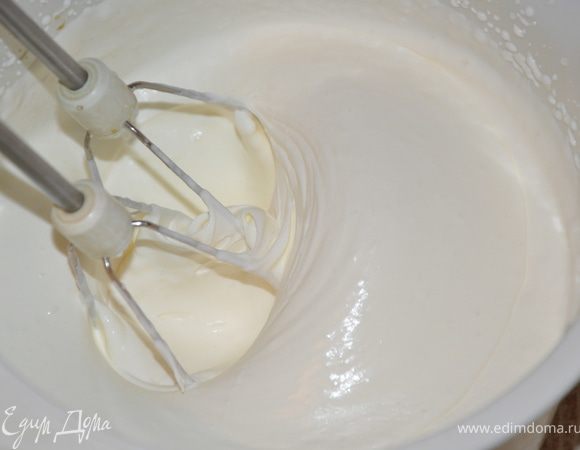 Взбить 35% сливки в крепкую пену. 