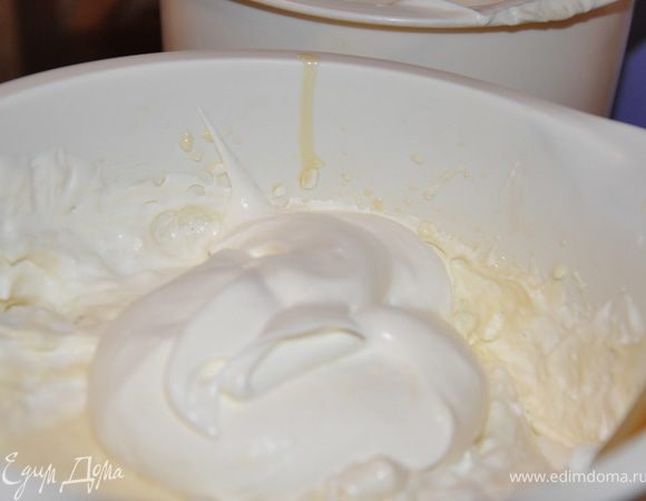 Вмешать сливки в сырный крем ЧАСТЯМИ и АККУРАТНО, деревянной лопаткой СНИЗУ вверх (только не миксером). 