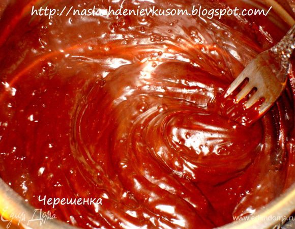 Добавить воду, хорошо перемешать и на среднем огне, при постоянном помешивании, довести смесь до загустения…