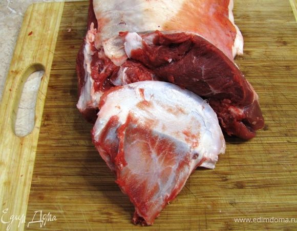 Возьмите одну корейку. Если она идет полностью от шеи до тазовой кости - отрежьте часть корейки с ребрами от так называемого "седла барашака".
Мы будем использовать только части с ребрами.
Аккуратно снимите корочку подсыхания (если она есть).
Переверните кусок ребрами вниз.
Вырежьте остаток лопатки из мяса, как показано на фотографии. Для этого оттяните мясо наверх и острым ножом срезайте потихоньку мясо с остатка лопатки. Сделайте тоже самое с другой стороны и выньте лопатку. Мясо опустите на место.