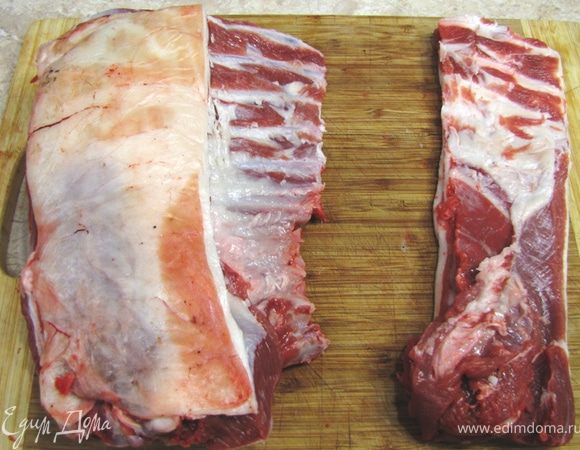 Прорежьте корейку вдоль позвоночника по ребрам на расстоянии 10 сантиметров от позвоночника, таким образом мы оголим ребра.
Срежьте тщательно мясо с ребер.