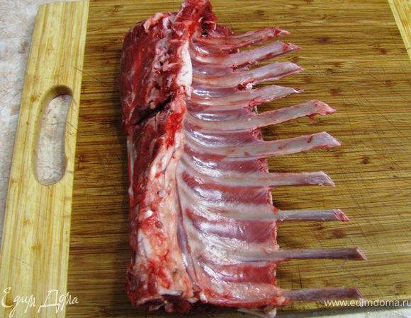 Срежьте мясо между ребер.
Почистите ножом ребра. Постарайтесь это сделать тщательно, т.к. от этого зависит презентационный вид блюда.
Отрежьте "лишние" части ребер, изобразив заостренные копья из ребер. Для этого проще воспользоваться кухонным топором и молотком.