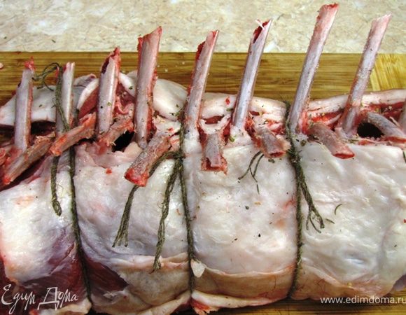 Возьмите три куска шпагата по 50 сантиметров и стяните ими корейки поперек в трех местах. Шпагат должен быть хлопчатобумажным, т.к. искусственный может расплавиться.