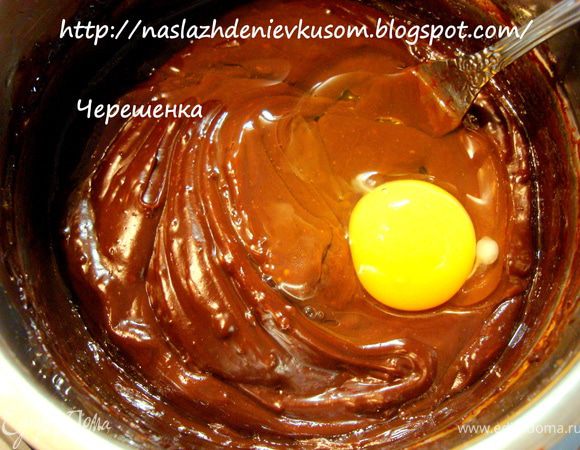 Смесь немного остудить. Добавить одно яйцо и растительное масло… Перемешать…