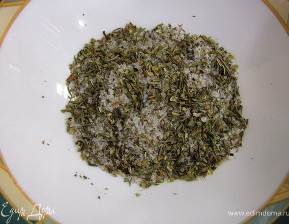 Смешайте пряности и соль. Можно эту смесь размолоть в ступке или блендере (кофемолке), но я предпочитаю просто смешать.