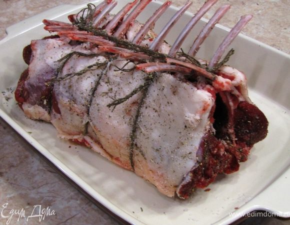 Посыпьте мясо со всех сторон и вбейте руками пряности в мясо, чтобы пряности хорошенько прилипли.
Полейте мясо растительным маслом и еще раз размажьте все по поверхности мяса со всех сторон.
Положите мясо на блюдо - у меня - керамическое блюдо.