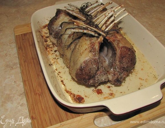 Нагрейте духовку до 210 градусов.
Запекайте мясо в течение 10 минут, затем снизьте температуру до 180 градусов. Если считаете необходимым, можете торчащие ребрышки защитить фольгой.
Поливайте мясо каждые 15 минут. Запекайте мясо в течение 1 часа или полутора. *** Для определения степени прожарки я использую специальный термометр для мяса. Температура должна быть около 72 градусов (по медицинским нормам мясо внутри должно прогреться до 75 градусов. В течение 15-20 минут после доставания блюда из духовки, мясо прогреется внутри еще на два-три градуса, т.е. необходимая температура будет достигнута) *** 
Достаньте мясо из духовки и дайте ему постоять на блюде 20 минут, чтобы мясо вновь пропиталось своими соками.