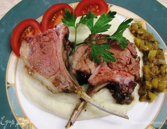 Подавайте мясо с Пюре из репчатого лука с рисом и Чатни из кабачков.