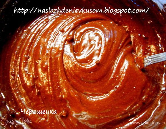 Муку смешать с разрыхлителем, просеять и добавить в наше тесто… Перемешать… Добавить ром (можно ложку ликера на ваше усмотрение) или миндальный ароматизатор… 