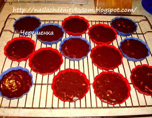 Выкладываем в формочки на 2/3 от их объема… Если формочки силиконовые, то можно их не смазывать, если нет, то смазываем маслом и присыпаем сверху манкой или мукой… Но лучше, если вы используете бумажные формочки… Хотя тут уже кто как привык…