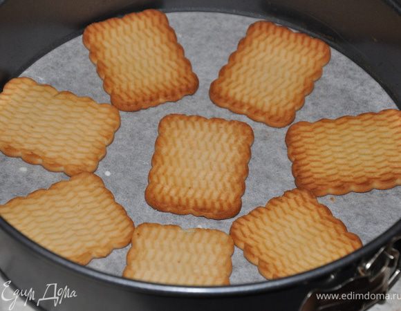 Берём разъемную форму, кладем пергамент и выкладывает печенье предварительно обмакнув в молоке. Ребята, я не нашла "Савоярди", поэтому взяла обычное "Юбилейное" (тоже не плохо, как вариант). 