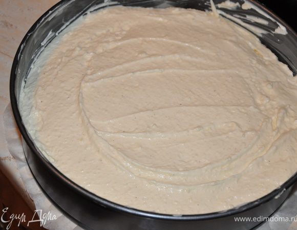 Сверху выкладываем сырно-шоколадную массу. Убираем в холодильник. Лучше оставить на ночь. 