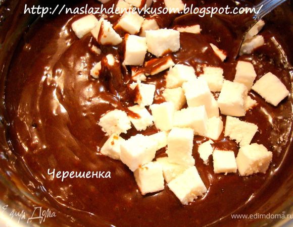 Изначально я хотела все маффины сделать с пастилой, но, если честно, испугалась, т.к. до этого никогда пастилу в выпечку не добавляла… Поэтому половину маффинов я сделала без нее, а во вторую уже добавила пастилу… Для этого мелко ее порезать на кубики, добавить в тесто и перемешать…