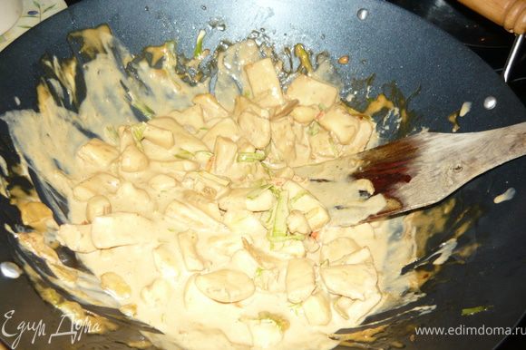В сковородке вок на оливковом масле быстро (1 минуту) обжарить чеснок и перец чили, добавить порей и филе кальмара. Обжаривать, помешивая, 3 минуты (если кальмар не гигантский, а обычный, то минуты хватит). Добавить то, из чего будете делать соус - сливки, кокосовое молоко или майонез, добавить устричный соус. Прогреть пару минут. Подавать на мой взгляд оптимальнее всего с рисом - чтобы погасить остроту блюда.