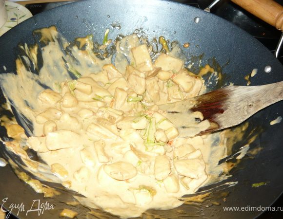 В сковородке вок на оливковом масле быстро (1 минуту) обжарить чеснок и перец чили, добавить порей и филе кальмара. Обжаривать, помешивая, 3 минуты (если кальмар не гигантский, а обычный, то минуты хватит).
Добавить то, из чего будете делать соус - сливки, кокосовое молоко или майонез, добавить устричный соус. Прогреть пару минут.
Подавать на мой взгляд оптимальнее всего с рисом - чтобы погасить остроту блюда. 