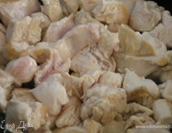 Куриное филе нарезать кусочками, обжарить на растительном масле, посолить, поперчить, тушить под крышкой с добавлением 60-80 мл воды 20 минут.