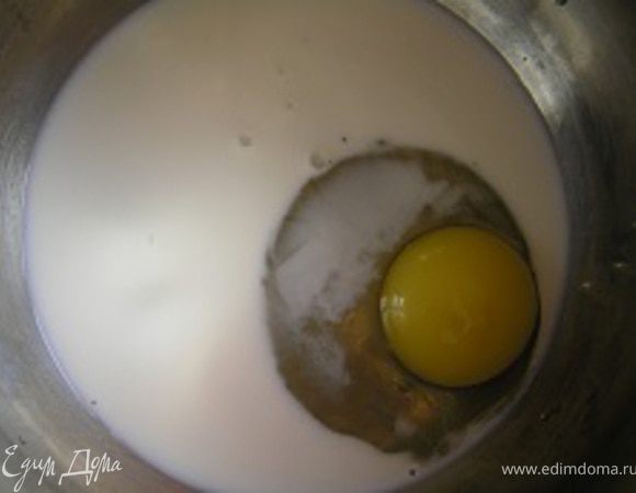 А пока приготовить тесто. Яйцо взбить с молоком, добавить щепотку соли,