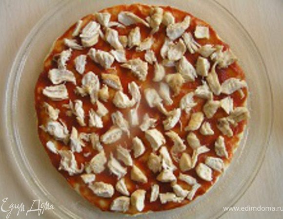 Выложить мелко нарезанное куриное филе.