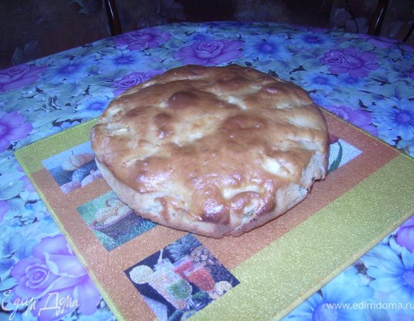 Взбить яйца с сахаром до пены.Потом добавляем всё по рецепту. В форму заливаем одну часть теста выкладываем яблока и заливаем второй половиной.Ставим в духовку.