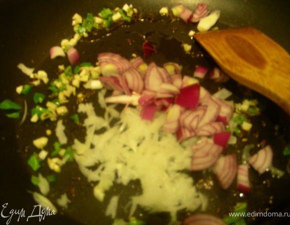 Красный лук шинкуем, белый натираем на терке. Добавляем их в сковороду, снижаем огонь и готовим минуты 3-5.