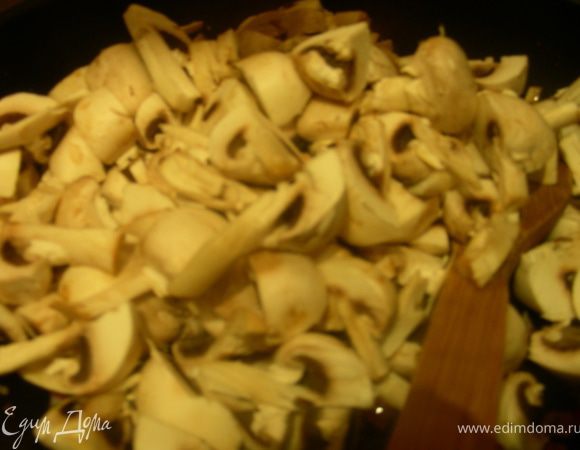 Грибы нарезаем по желанию - можно тонкими пластинами, можно покрупнее. Я их нарезала на четвертинки. Добавляем их в сковороду и обжариваем еще минут 5.
