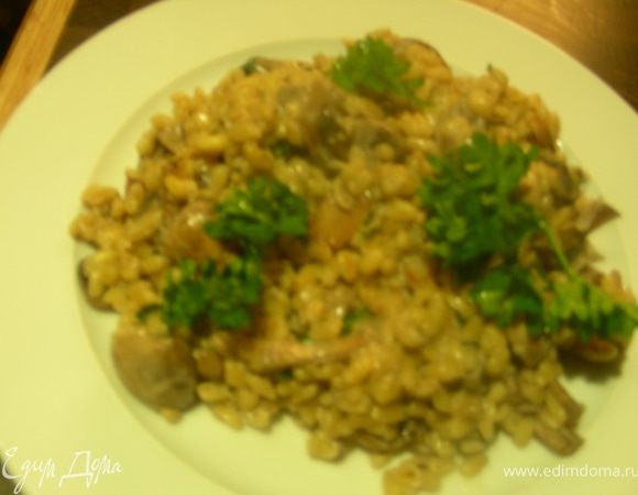 Раскладываем по тарелкам, украшаем по вкусу, очень вкусно присыпать сырком и подаем. (Возможна и другая подача: без гарнира, выложить все в красивую глубокую тарелочку и подаватьс хлебом или лепешками). Приятного аппетита))
