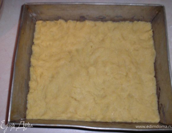 Тесто раскатываем в форму и отправляем на 1 час в холодильник.
