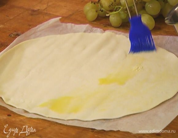 Смазать тесто растопленным сливочным маслом.