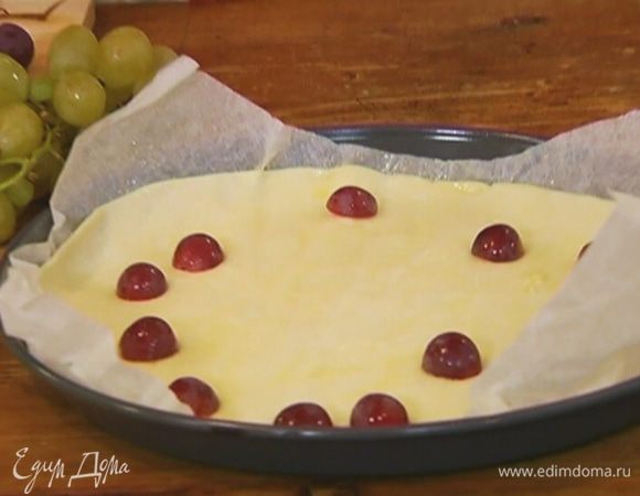 Форму для выпечки выстелить бумагой для запекания, поместить в форму тесто.