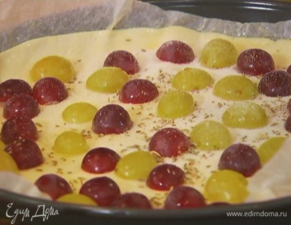 Разложить сверху виноград, присыпать фенхелем, сахаром и отправить в разогретую духовку на 20 минут.