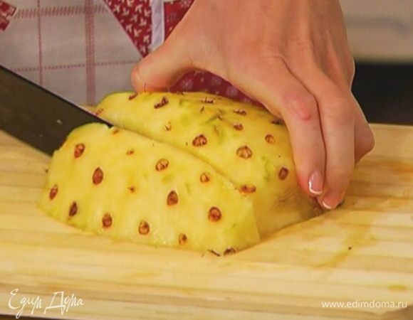 Ананас очистить от кожуры.