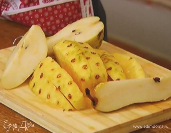 У груши вырезать сердцевину.