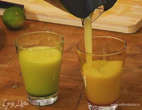 Пропустить через соковыжималку ананас, грушу и лайм с кожурой.