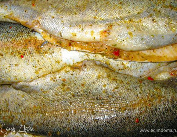 Таким способом можно приготовить любую небольшую рыбку. Подойдет и некрупный сибас, дорада, но мне больше всего нравится речная форель. Для начала рыбу выпотрошить и хорошо промыть. Теперь ненадолго замаринуем рыбу. Положим ее в глубокий лоток, посыпим морской солью, тимьяном, белым перцем, паприкой и цедрой лимона. Оставим минут на 10, а пока разогреем гриль.