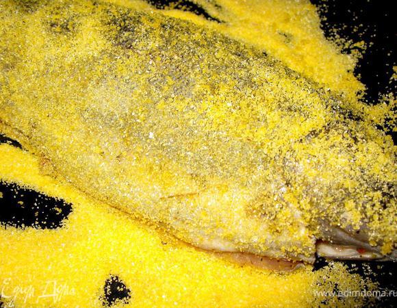 Теперь возьмем поленту и разровняем ее на большой тарелке. Поочередно обваляем каждую рыбку в поленте. Форель готова к приготовлению.