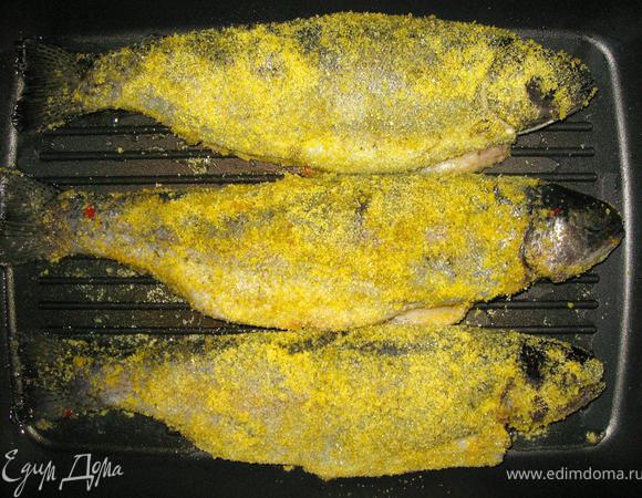 Смажем гриль растительным маслом и выложим на него наших рыбешек. Жарим рыбу 5-7 минут, периодически переворачивая до образования хрустящей корочки. Полента придает превосходный золотистый цвет нашей форели.