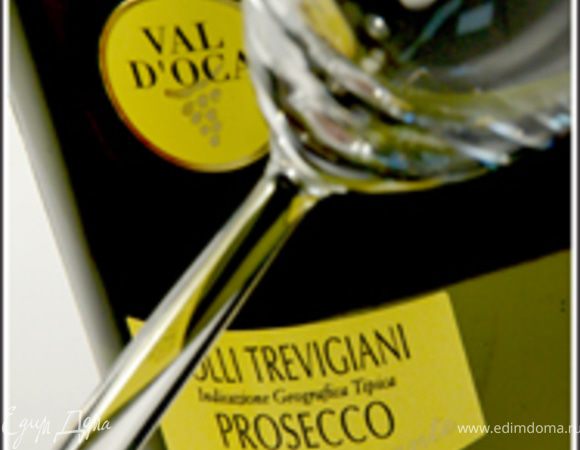 Итак, прошу всех к столу! Форель получается очень нежная. Хрустящая корочка поленты и сочное мясо внутри. Полейте кусочек рыбы соком лимона, а потом откусите кусочек чиабатты политый оливковым маслом и посыпанный черным перцем. Теперь глазированный цикорий – кисло-сладкий, хрустящий с чуть уловимой горчинкой. И уже на послевкусии съеденного, сделайте небольшой глоток прохладного просекко… аж мурашки по спине от удовольствия! Приятного аппетита!