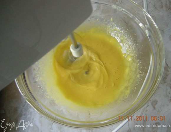 Из 20 мл. воды и 60 гр. сахара на медленном огне сварить сироп. Печенье раскрошиь. Желтки начать взбивать миксером.