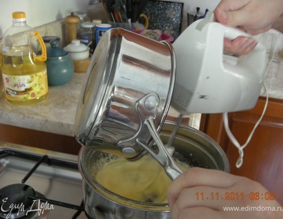 Далее в процессе взбивания желтков вливаем к ним горячий сироп. Делается это для того что бы обезопасить желтки, сироп их нагревает. Я для двойной защиты делала эту процедуру на паровой бане (всё же дети будут кушать), и сразу же сняла, чтобы желтки не заварились!!!