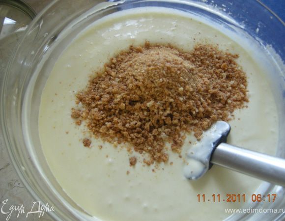 Взбиваем сливки. Добавляем к ним маскарпоне, перемешиваем. Добавляем раскрошенное печенье Амаретти. Перемешиваем.