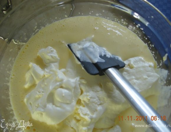 Соединяем сливочную массу с желточной, перемешиваем.