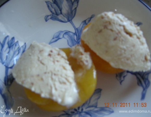 Вылить массу в любую форму, пригодную для морозильниkа. Поставить в морозилку минимально на 2 часа. Перед подачей вынуть загодя, положить в креманки половинки консервированных персиков, сверху выложить шарик Семифредо! 