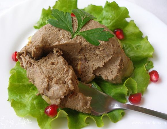 Печень промыла, очистила. Обжарила лук, добавила печень и чернослив, обжарила быстро до прозрачного сока, добавила коньяк, соль, специи, сливки. Тушила 8 мин.
Орехи измельчила, но не мелко, чтобы чувствовались.
Приготовила паштет в блендере, смешала с молотыми орехами.

