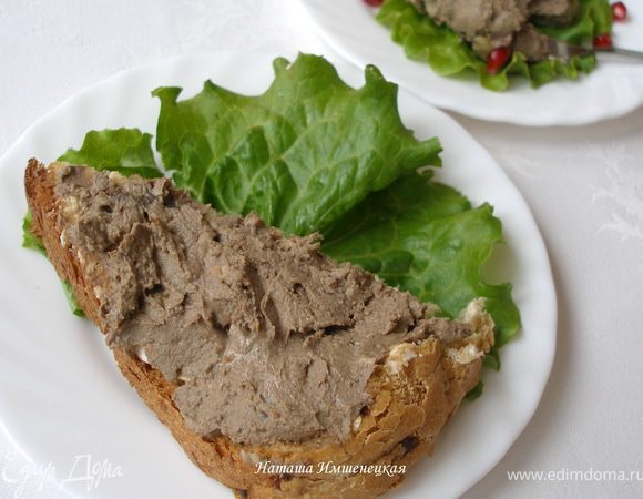 Готовый паштет разложила в силиконовые формочки, залила растопленным сливочным маслом и поставила в холодильник охлаждаться.

Приятного аппетита!