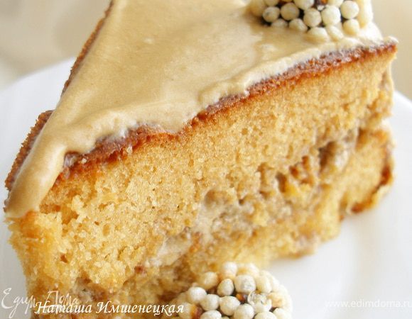 Смазать коржи кремом, сверху украсить конфетами. Дать торту пропитаться.