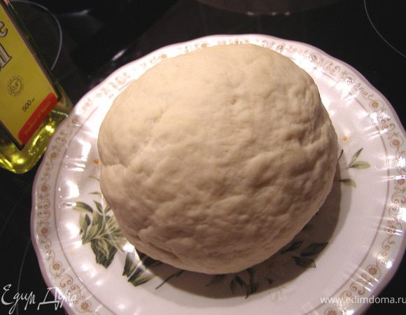 Дрожжи развести в 1 ст.л. воды, всыпать сахар, размешать, дождаться пузырьков.
Муку просеять горкой в чашу, в углубление вылить дрожжи, воду и масло, всё смешать. Тесто вымешивать 10-15 мин.
 Оставить в тёплом месте на 1 час накрытым.