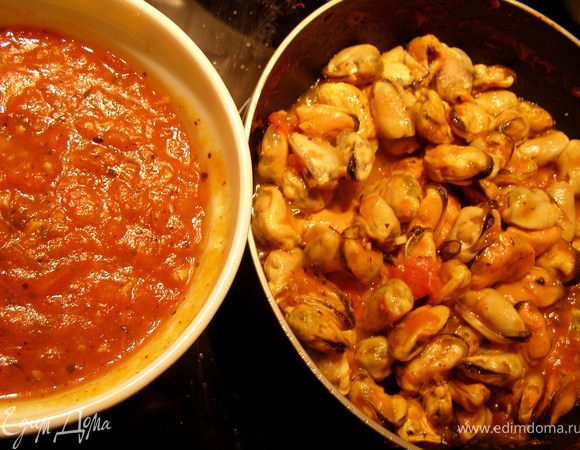 Выкладываю соус в чашку, оставив на сковороде 3 ст.л. Ставим сковороду на огонь, выкладываем мидии (можно даже замороженные, но лучше немного разморозить, чтобы лишняя вода ушла), прогреваем минут 5 в соусе, добавляем вустерширский соус (можно заменить устричным)и тушим ещё минут 5. Откладываем несколько мидий для украшения, а то потом забудем:))