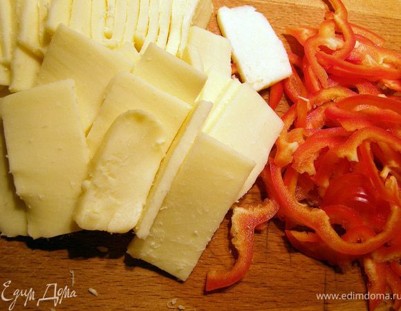 Перец режем тонкими полукружьями, моцареллу - пластиками толщиной 2-3 мм.