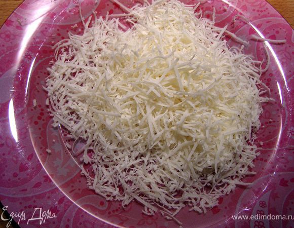Пармезан трём на мелкой тёрке.