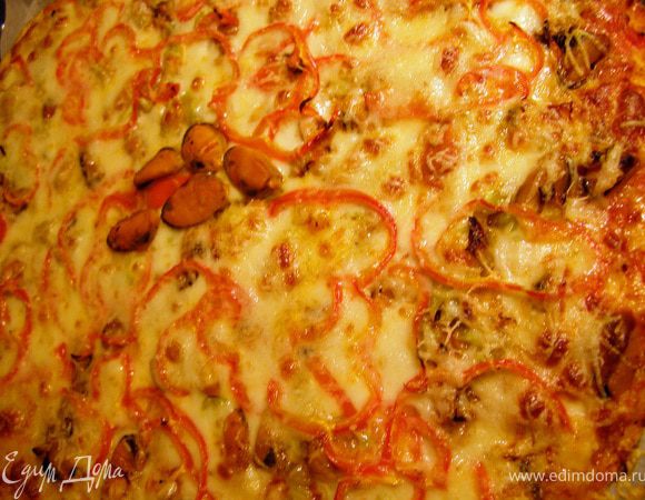 Вынимаем пиццу, сыр уже расплавился, можно вдавить мидии для украшения, можно посыпать зеленью, к примеру, петрушки, посыпаем пармезаном и ещё на 5-7 минут в духовку. Приятного аппетита, друзья! Катерина, угощайся!!!